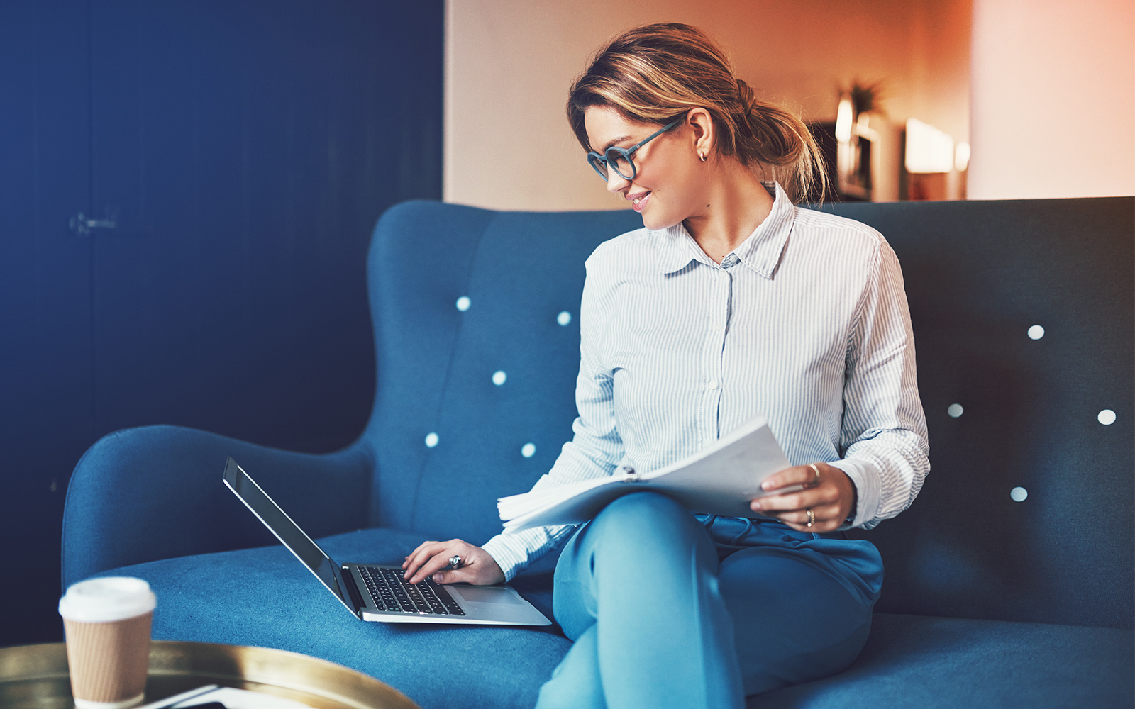 Homeowner looking at laptop assesing the options MNP can give her regarding mortgage affordability